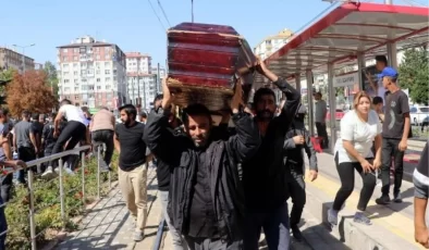 Kayseri’de tramvayın altında kalan Harun Can’ın ailesinden tabutlu protesto
