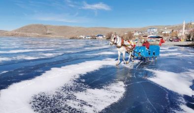 Hava sıcaklığının -17’lere düştüğü Çıldır Gölü buz tuttu