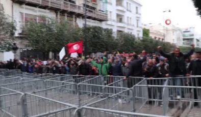 Tunus’ta ayaklanmanın 12. yıl dönümünde Cumhurbaşkanı Said protesto edildi